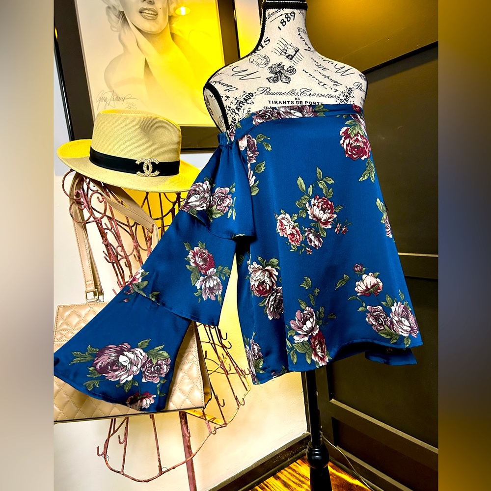💙Miami•Deep blue, floral, off the shoulder top